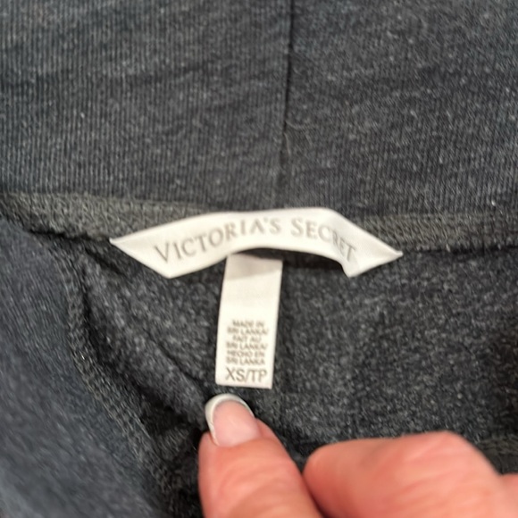 Victoria’s Secret Shorty fleece pajama set in gray. Shorts xs, top s - Picture 6 of 7